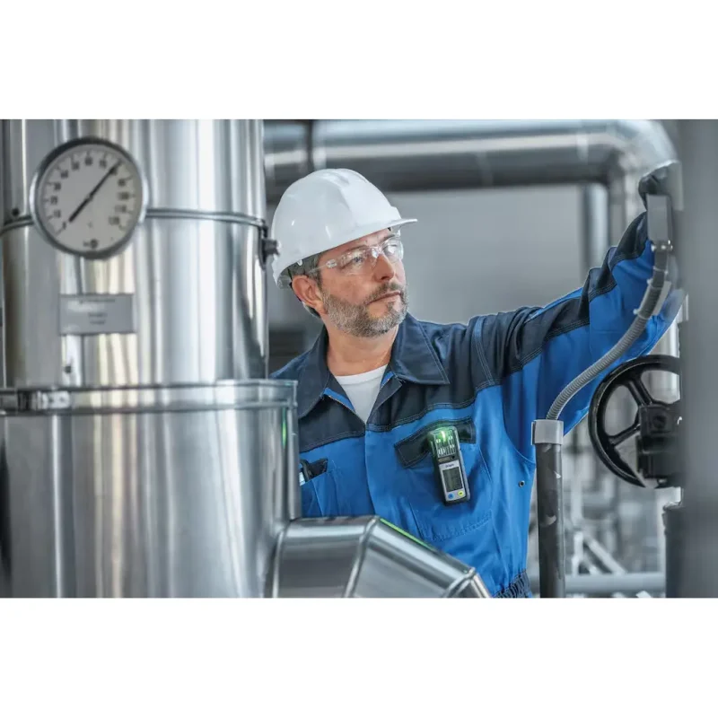 Worker wearing the Dräger X-am® 2800 Multi-Gas Detector clipped to their safety gear on site.