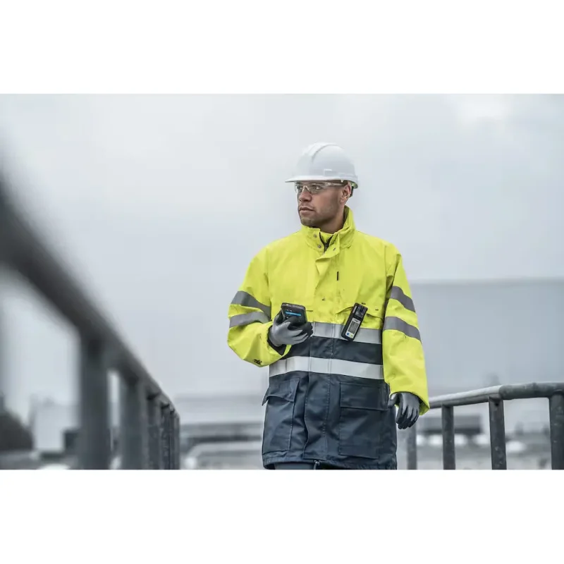 Worker outside on site wearing the Dräger X-am® 2800 Multi-Gas Detector clipped to their safety gear.
