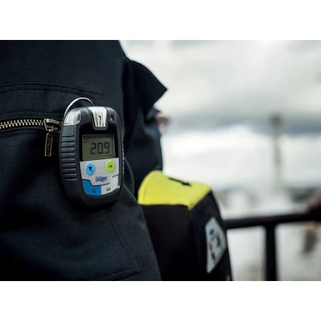 Dräger Pac® 8500 Single-Sensor Gas Detector clipped to a dark jacket chest pocket, displaying an oxygen reading of 20.9 percent.